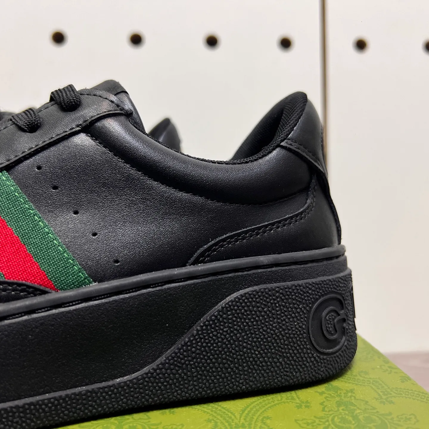 Factory price: 400💰Gucci original quality.~ Unique modern style sneakers. 🏃A must-have casual shoe for trendy men😍😍 Imported cowhide, sheepskin foot pads (refuse to discolor and grind feet) soles: Original soles specially provided by the original factory, French lazy style design ⚠️Fit to the feet, original quality, super comfortable original soles. Just like shooting the real thing 🎬The real thing is better, high-quality sneakers, size: 38-44 (45 and 46 can be customized)